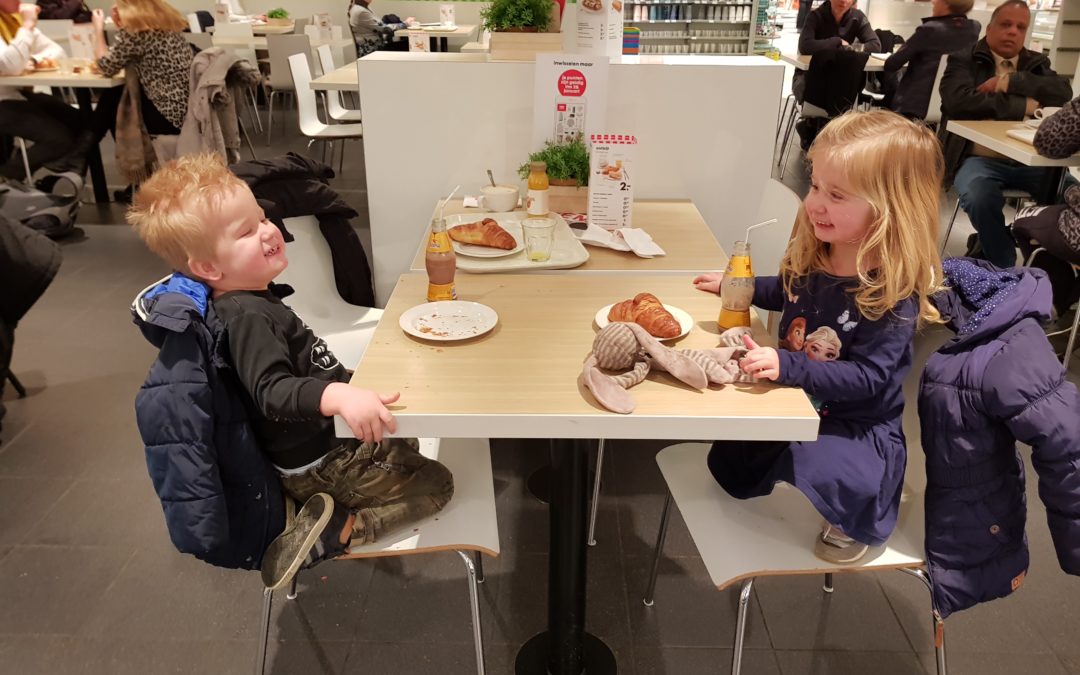 Als de Kat(ja) van huis is…